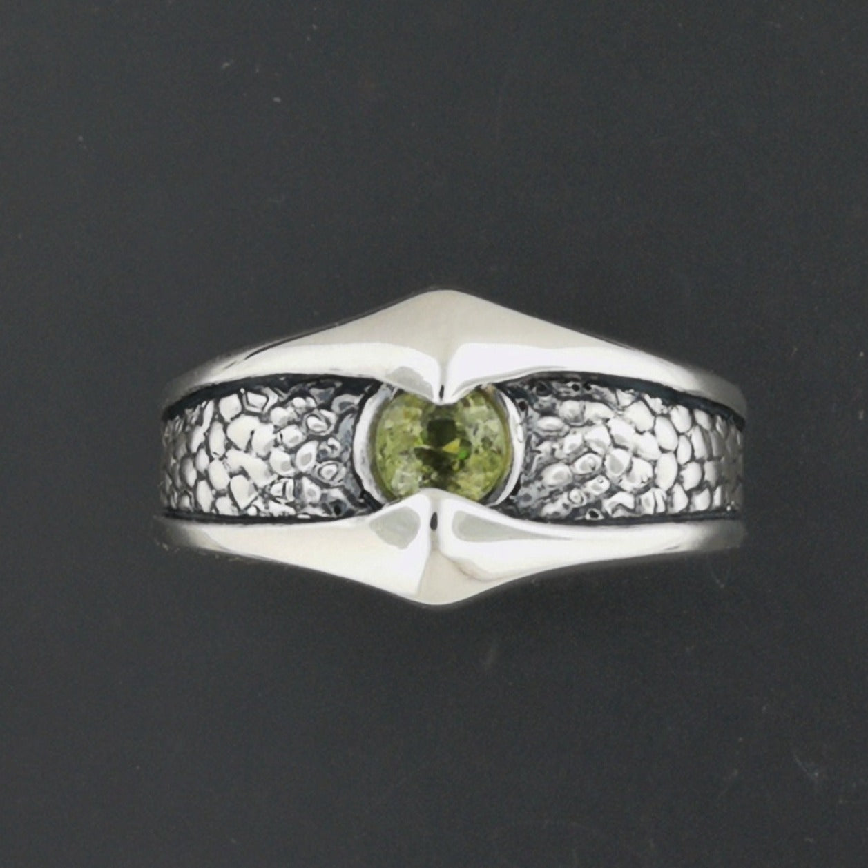 Bague texturée en argent sterling avec pierres précieuses naturelles