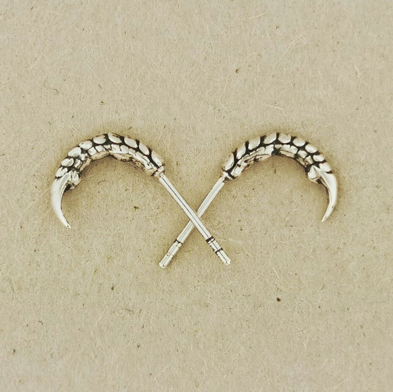 Sterling silver dragon claw stud earrings by Le Dragon Argenté – fantasy-inspired handcrafted studs with fierce mythical style for dragon lovers and geeks alike.