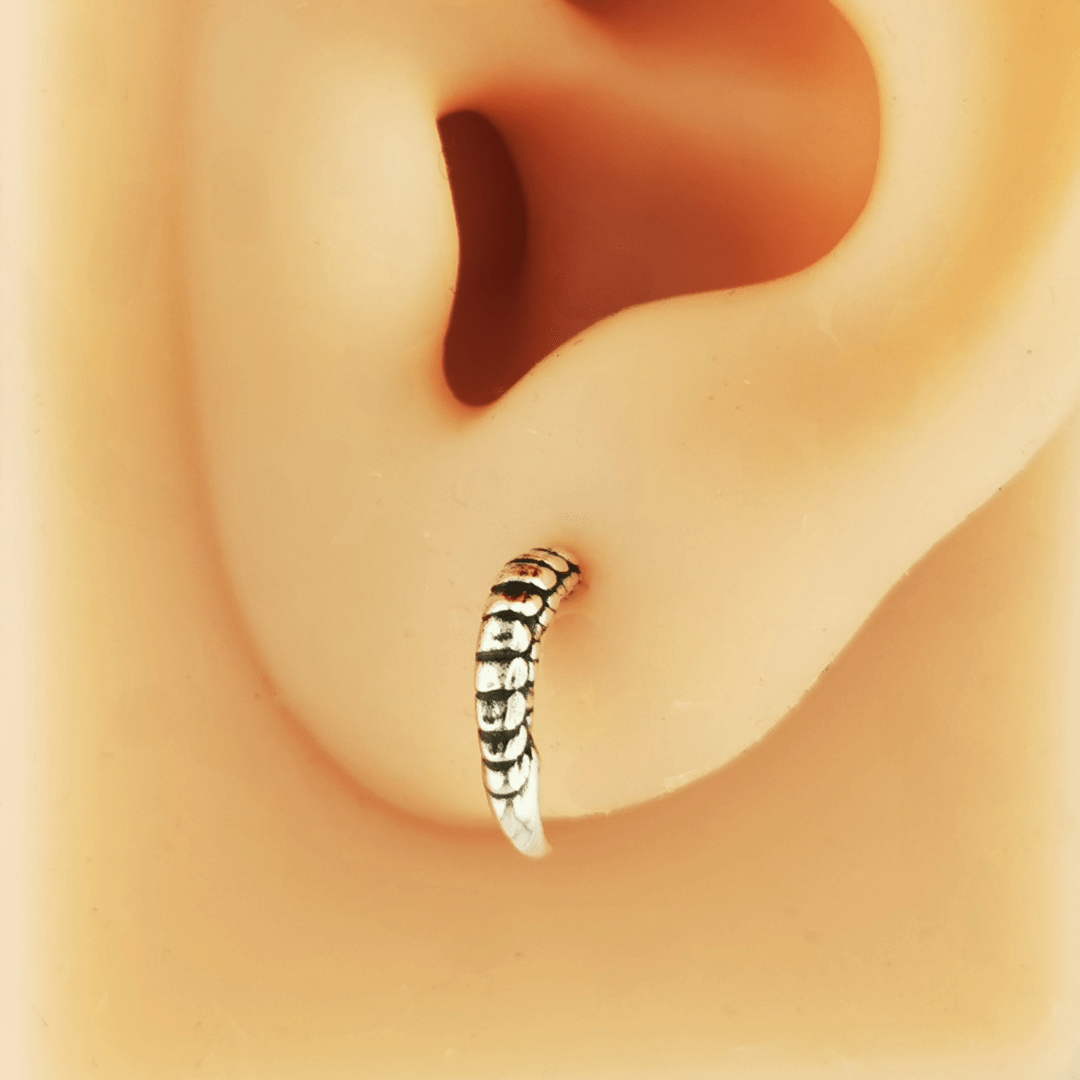 Sterling silver dragon claw stud earrings by Le Dragon Argenté – fantasy-inspired handcrafted studs with fierce mythical style for dragon lovers and geeks alike.