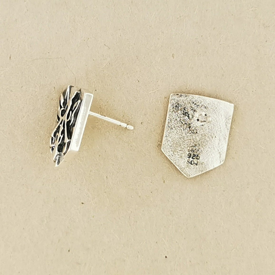Sterling silver stud earrings inspired by Clive Rosfield’s family crest from Final Fantasy 16, handcrafted gamer jewellery by Le Dragon Argenté.