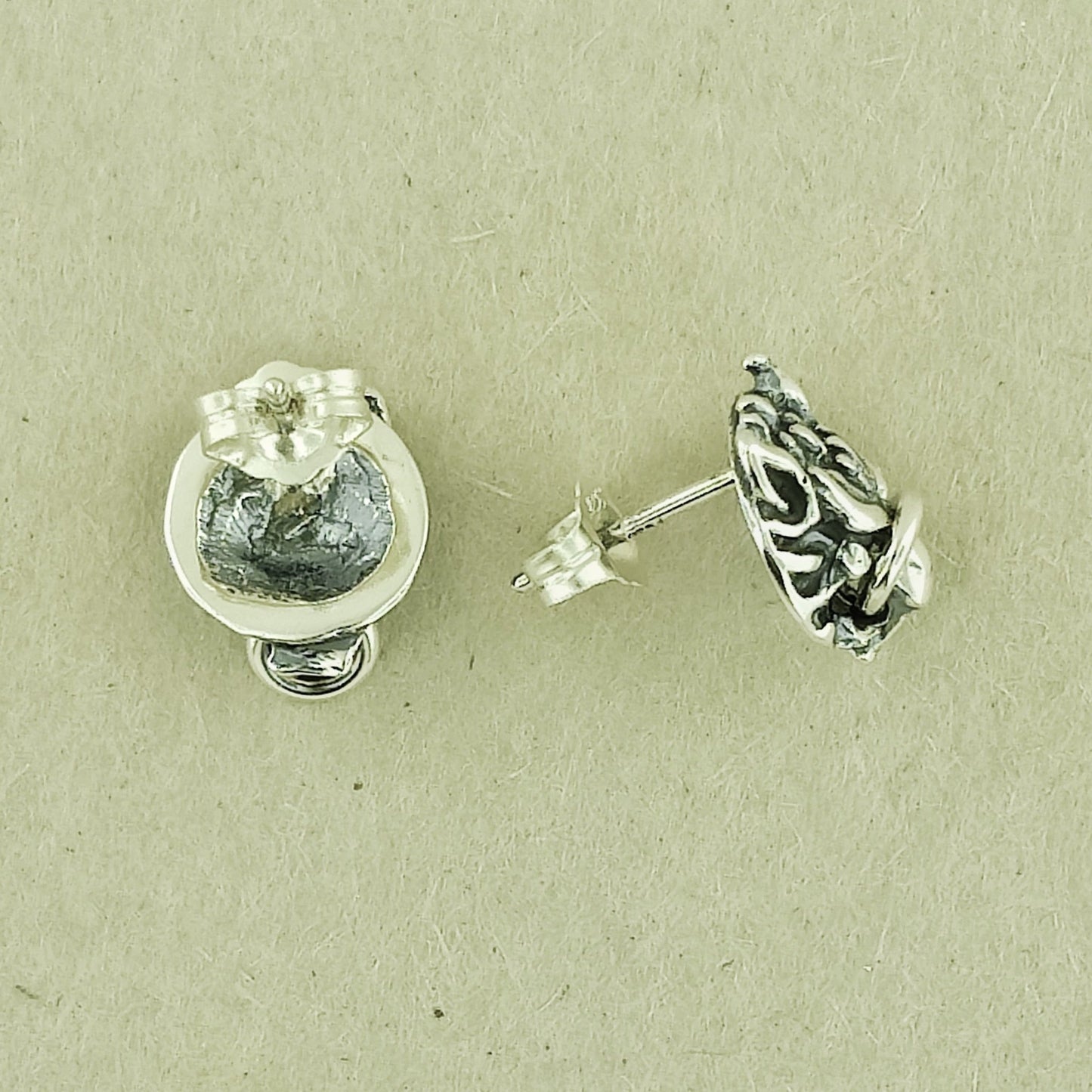 Sterling silver Fenrir wolf stud earrings inspired by Final Fantasy 7, handcrafted gamer jewellery by Le Dragon Argenté.