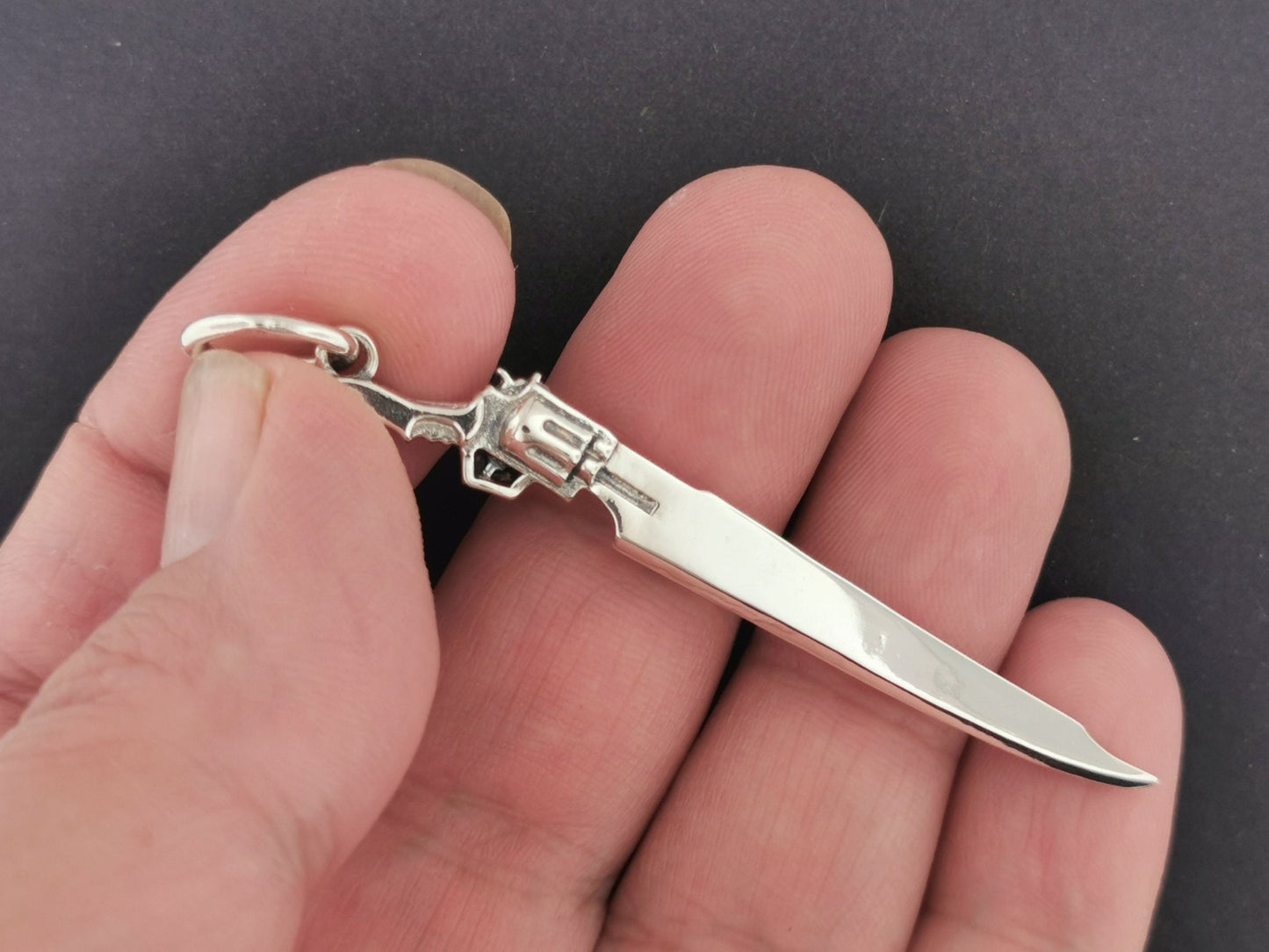 Final Fantasy 8 Gunblade Pendant - Le Dragon Argenté