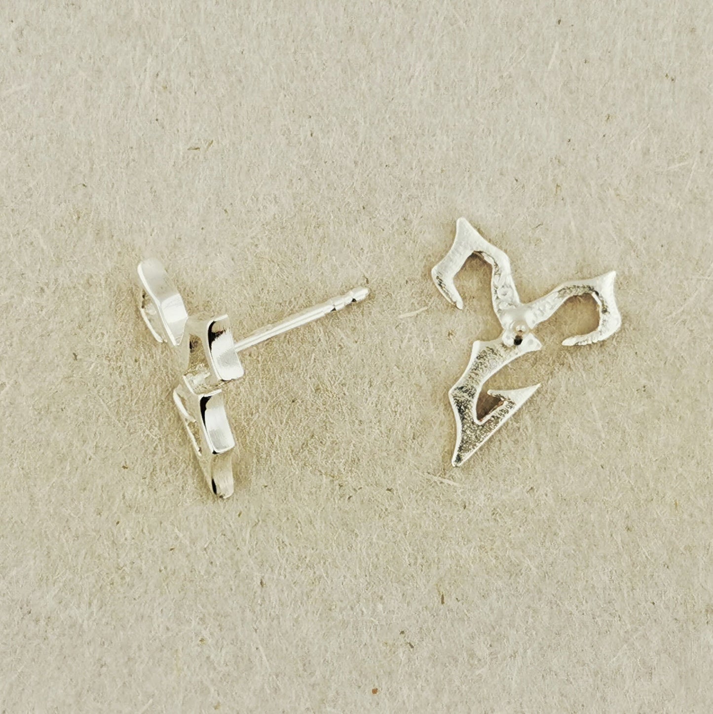 Sterling silver stud earrings inspired by Tidus from Final Fantasy X, handmade by Le Dragon Argenté – perfect gamer jewellery for FFX fans.