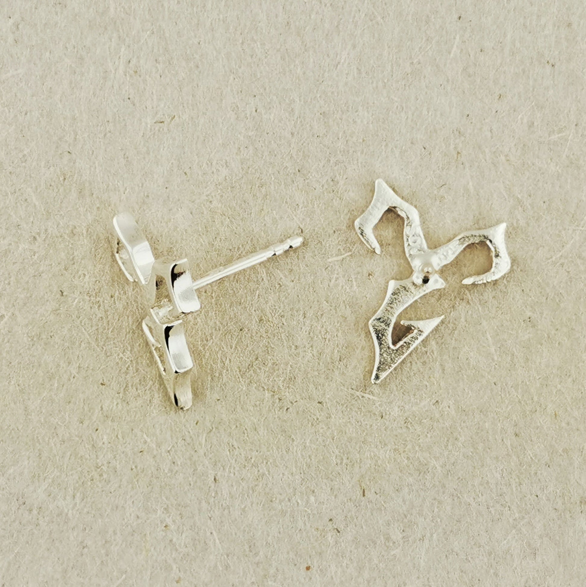 Sterling silver stud earrings inspired by Tidus from Final Fantasy X, handmade by Le Dragon Argenté – perfect gamer jewellery for FFX fans.