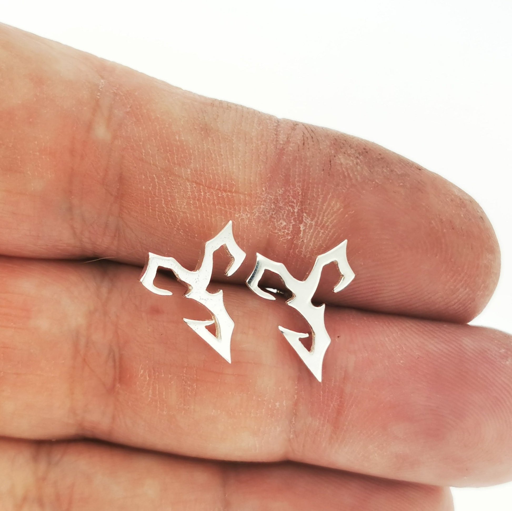 Sterling silver stud earrings inspired by Tidus from Final Fantasy X, handmade by Le Dragon Argenté – perfect gamer jewellery for FFX fans.