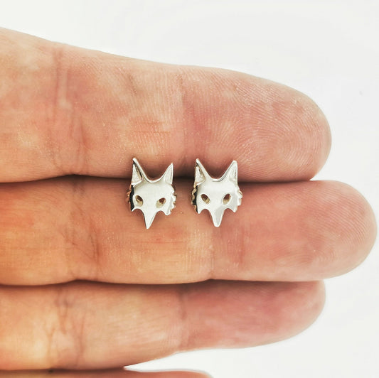 Sterling silver fox stud earrings by Le Dragon Argenté – handmade jewellery inspired by clever woodland creatures and fantasy charm.