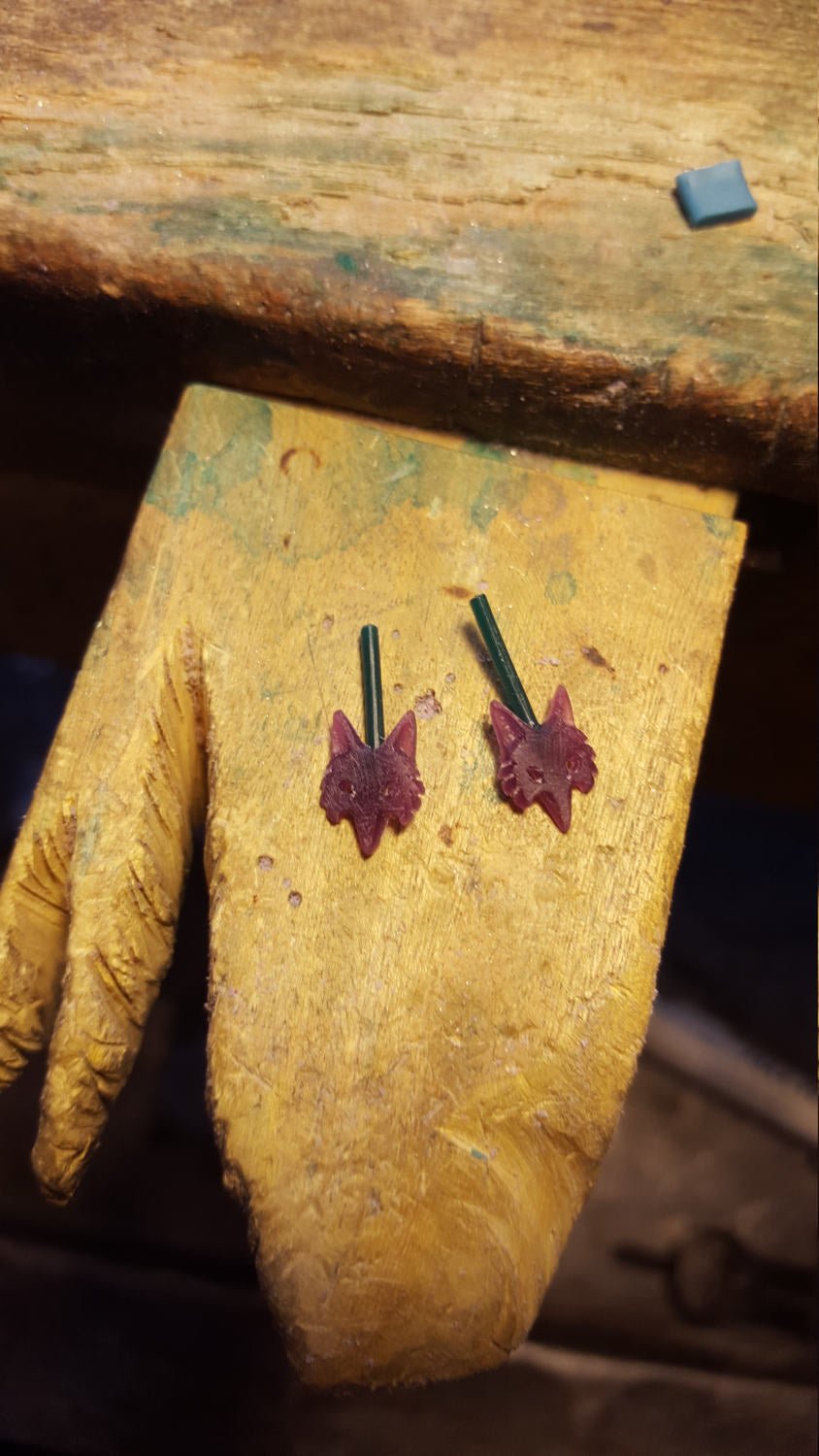 Sterling silver fox stud earrings by Le Dragon Argenté – handmade jewellery inspired by clever woodland creatures and fantasy charm.