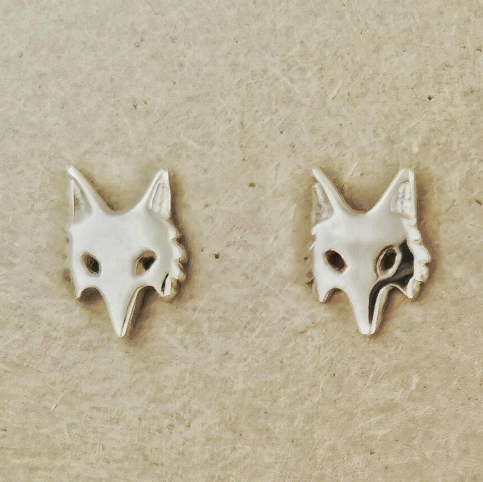 Sterling silver fox stud earrings by Le Dragon Argenté – handmade jewellery inspired by clever woodland creatures and fantasy charm.