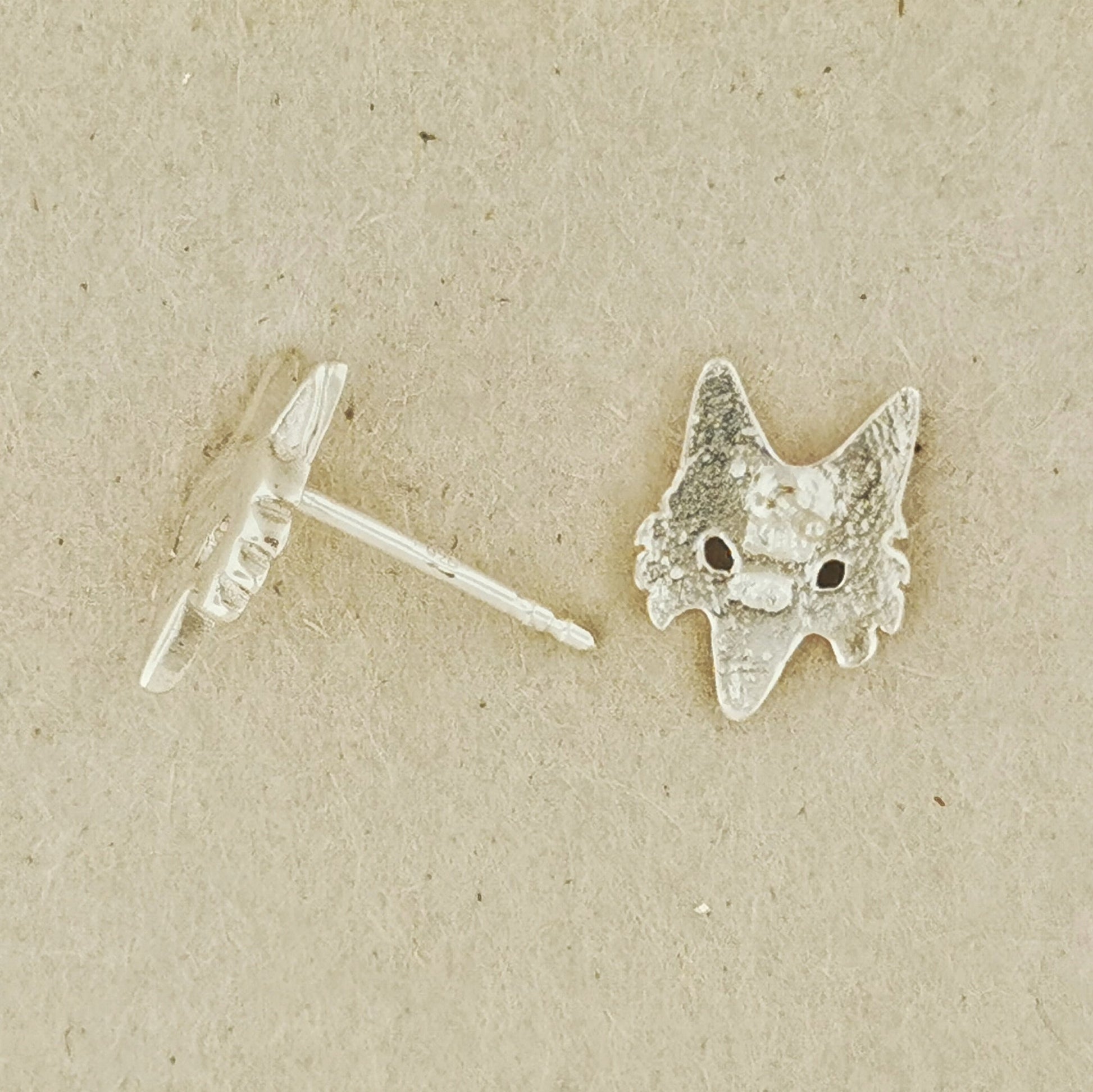 Sterling silver fox stud earrings by Le Dragon Argenté – handmade jewellery inspired by clever woodland creatures and fantasy charm.