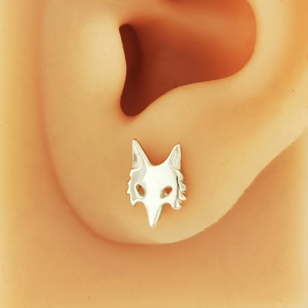 Sterling silver fox stud earrings by Le Dragon Argenté – handmade jewellery inspired by clever woodland creatures and fantasy charm.