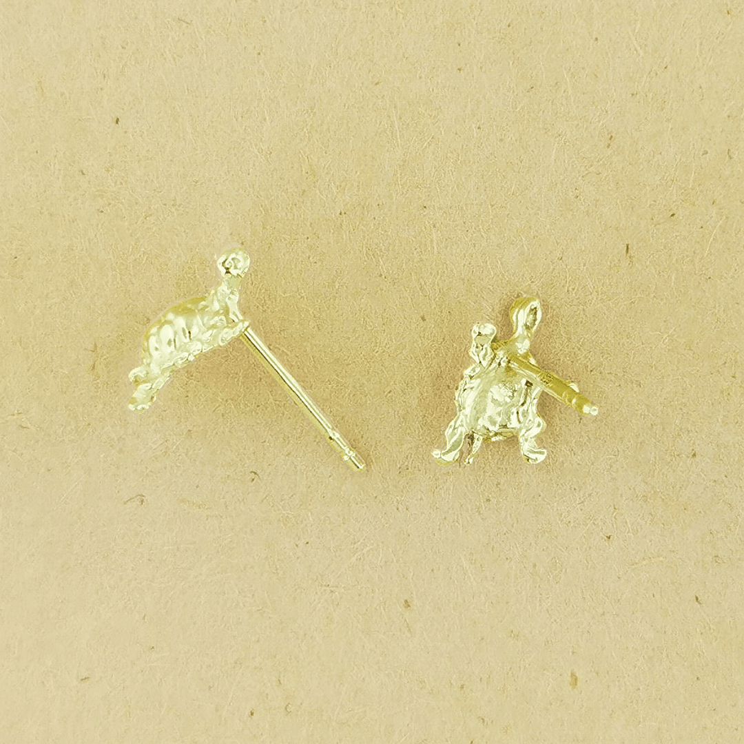 Handmade gold turtle earrings by Le Dragon Argenté available in 10k 14k or 18k solid yellow pink or white gold.