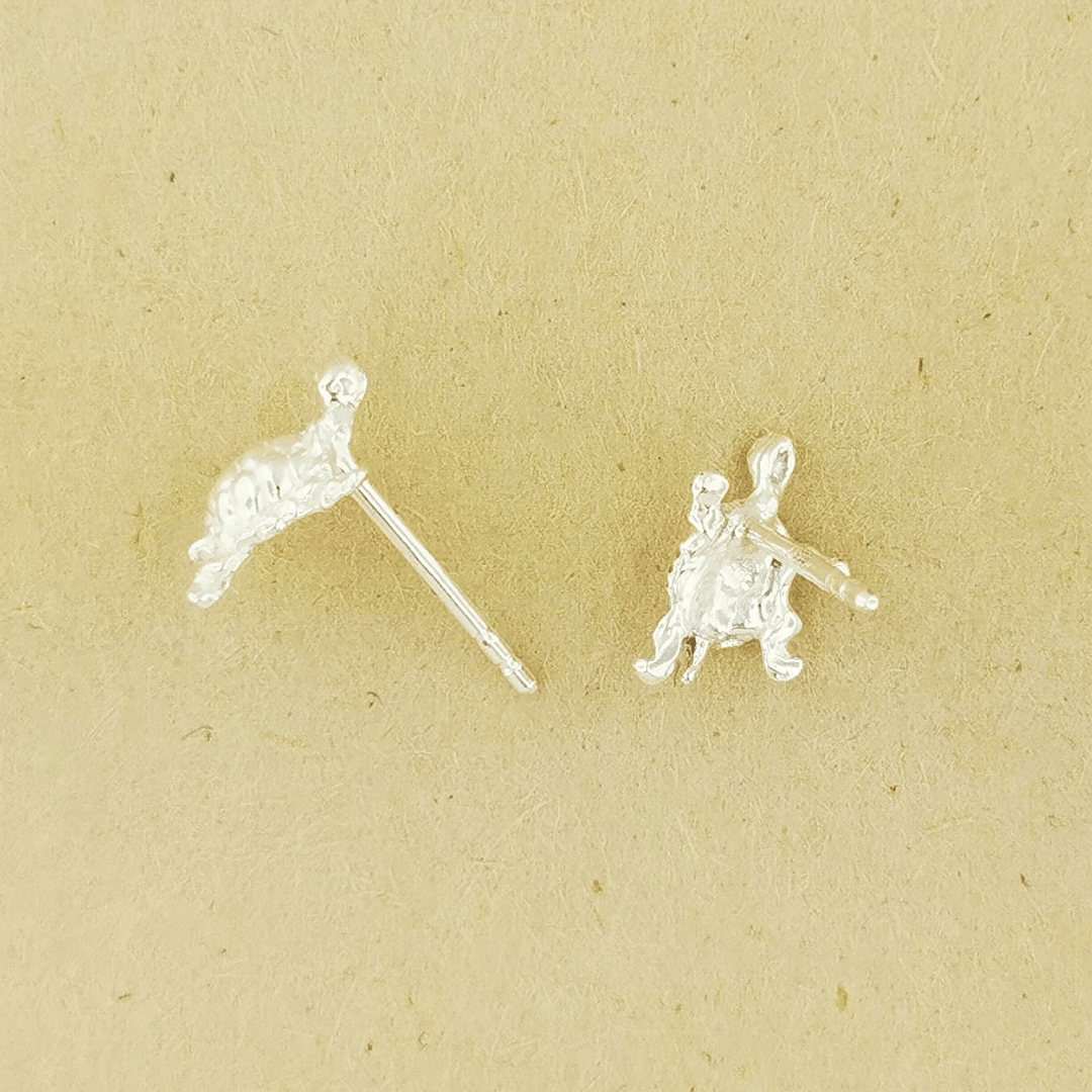 Handmade gold turtle earrings by Le Dragon Argenté available in 10k 14k or 18k solid yellow pink or white gold.