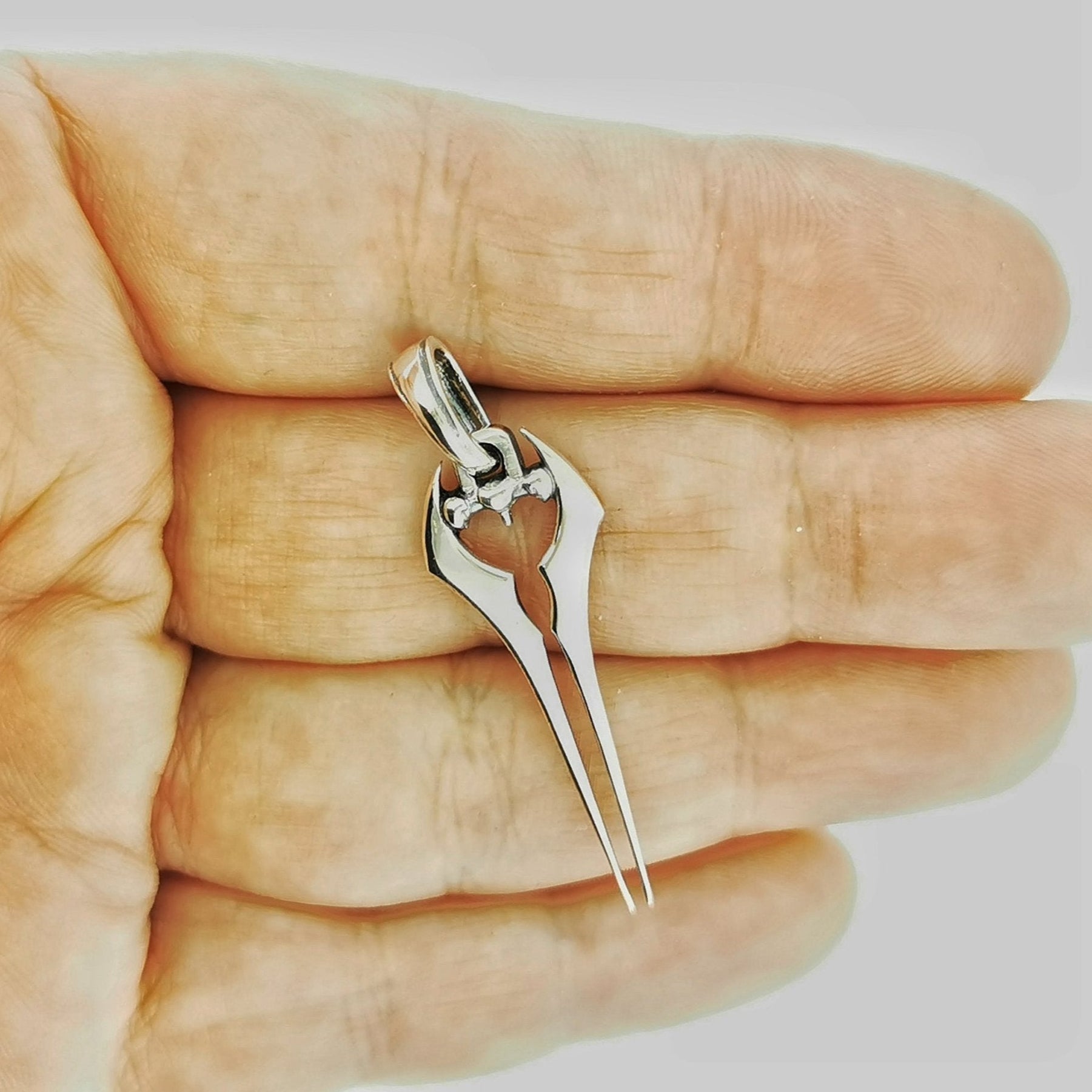 Halo Energy Sword Charm Pendant - Le Dragon Argenté