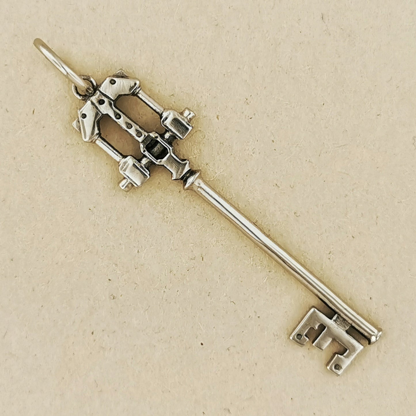 Master Defender Keyblade Pendant - Le Dragon Argenté