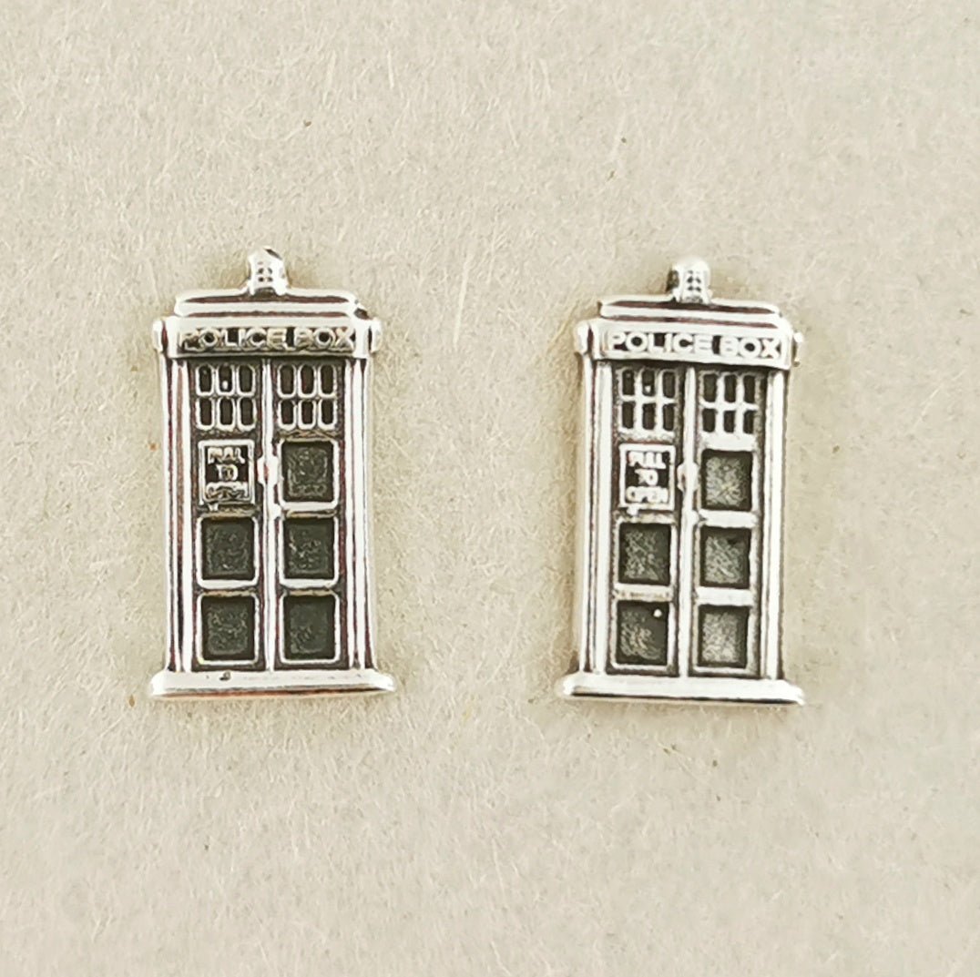 Handmade medium-sized sterling silver TARDIS stud earrings by Le Dragon Argenté – perfect geeky jewellery for Doctor Who fans.