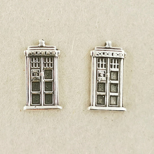 Handmade medium-sized sterling silver TARDIS stud earrings by Le Dragon Argenté – perfect geeky jewellery for Doctor Who fans.