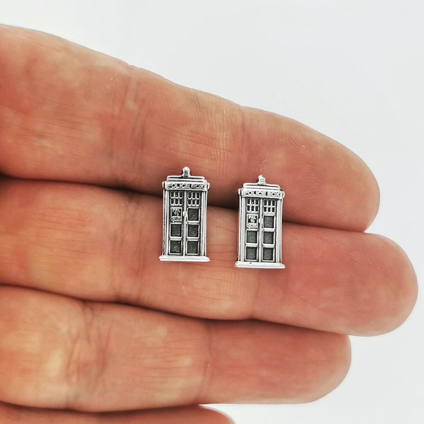 Handmade medium-sized sterling silver TARDIS stud earrings by Le Dragon Argenté – perfect geeky jewellery for Doctor Who fans.