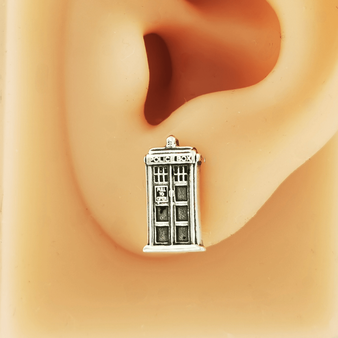 Handmade medium-sized sterling silver TARDIS stud earrings by Le Dragon Argenté – perfect geeky jewellery for Doctor Who fans.