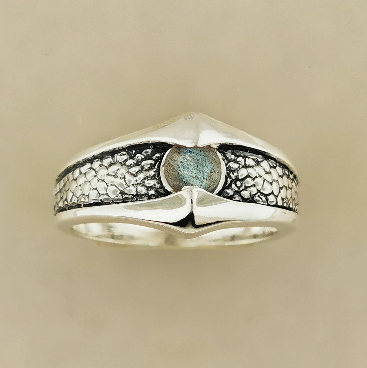 Bague texturée en argent sterling avec pierres précieuses naturelles