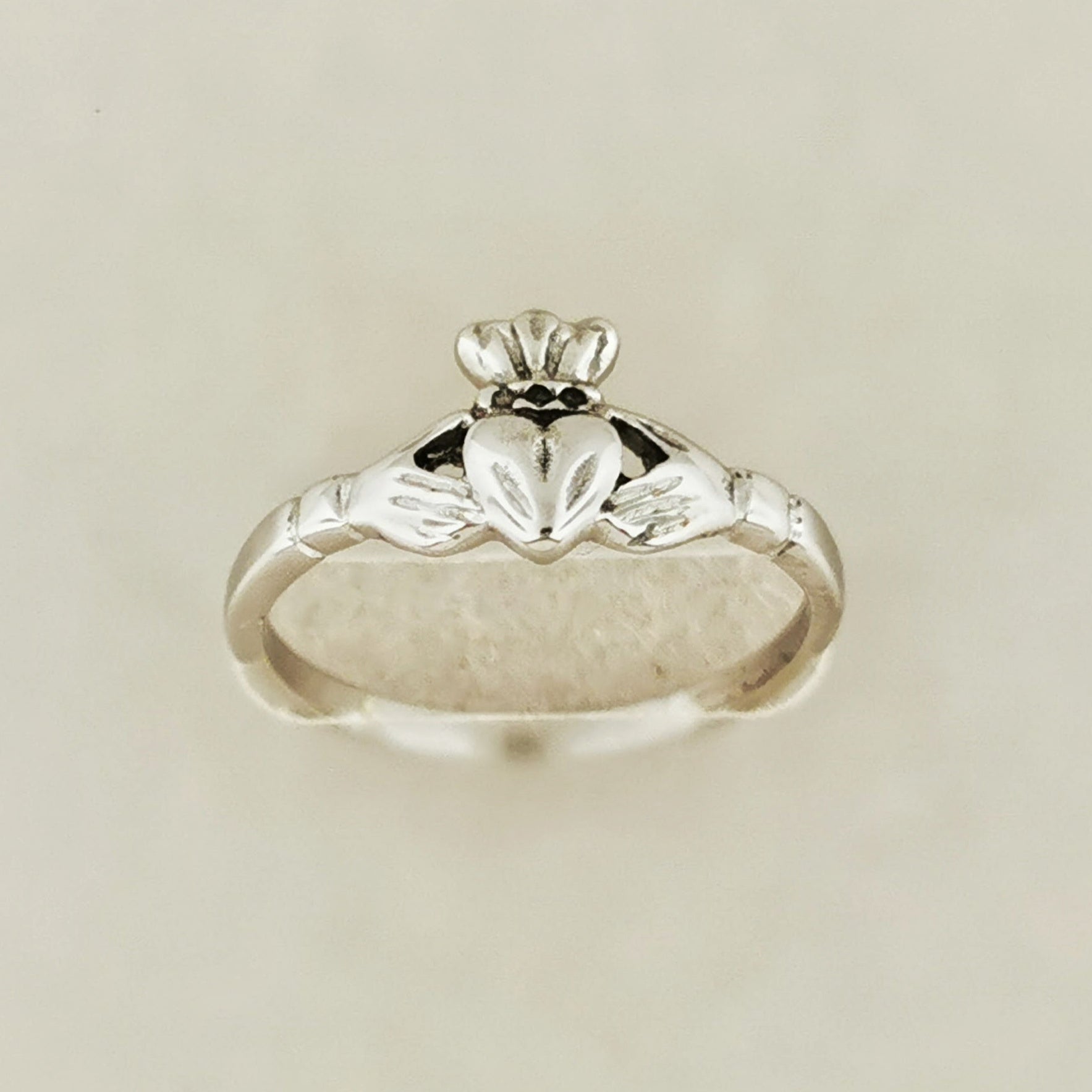 Petite bague Claddagh en acier inoxydable réalisée sur commande