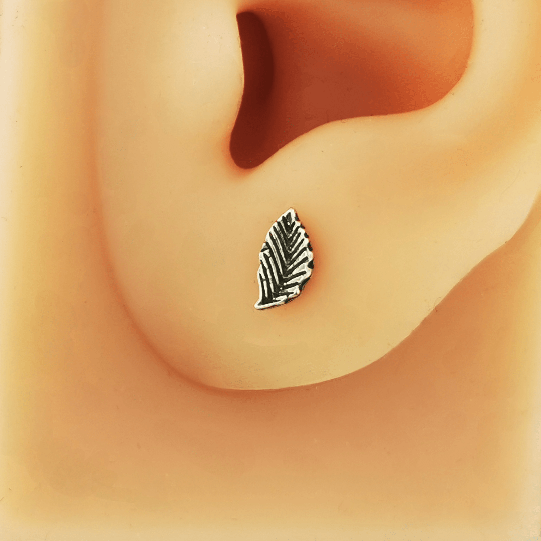 Small sterling silver feather stud earrings – lightweight, detailed design by Le Dragon Argenté for daily wear or gifting.
