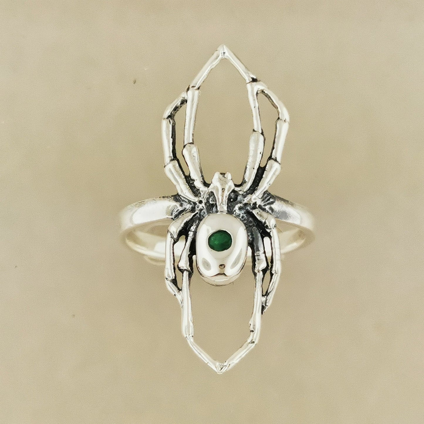 Detailed view of a sterling silver emerald spider ring gothic handmade jewelry for alternative fashion or spooky jewelry lovers. - Le Dragon Argenté