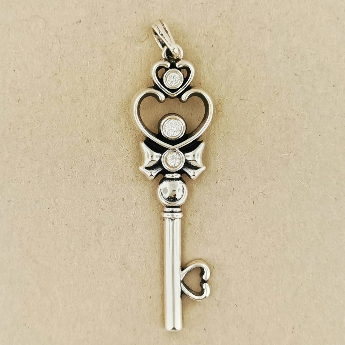 Time Key Pendant - Le Dragon Argenté
