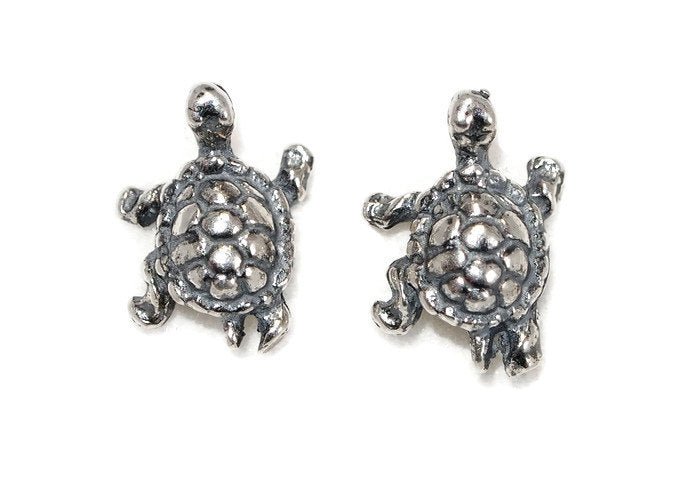 Handmade Sterling Silver Turtle Stud Earrings by Le Dragon Argenté – Nature-inspired animal jewellery for ocean and reptile lovers.