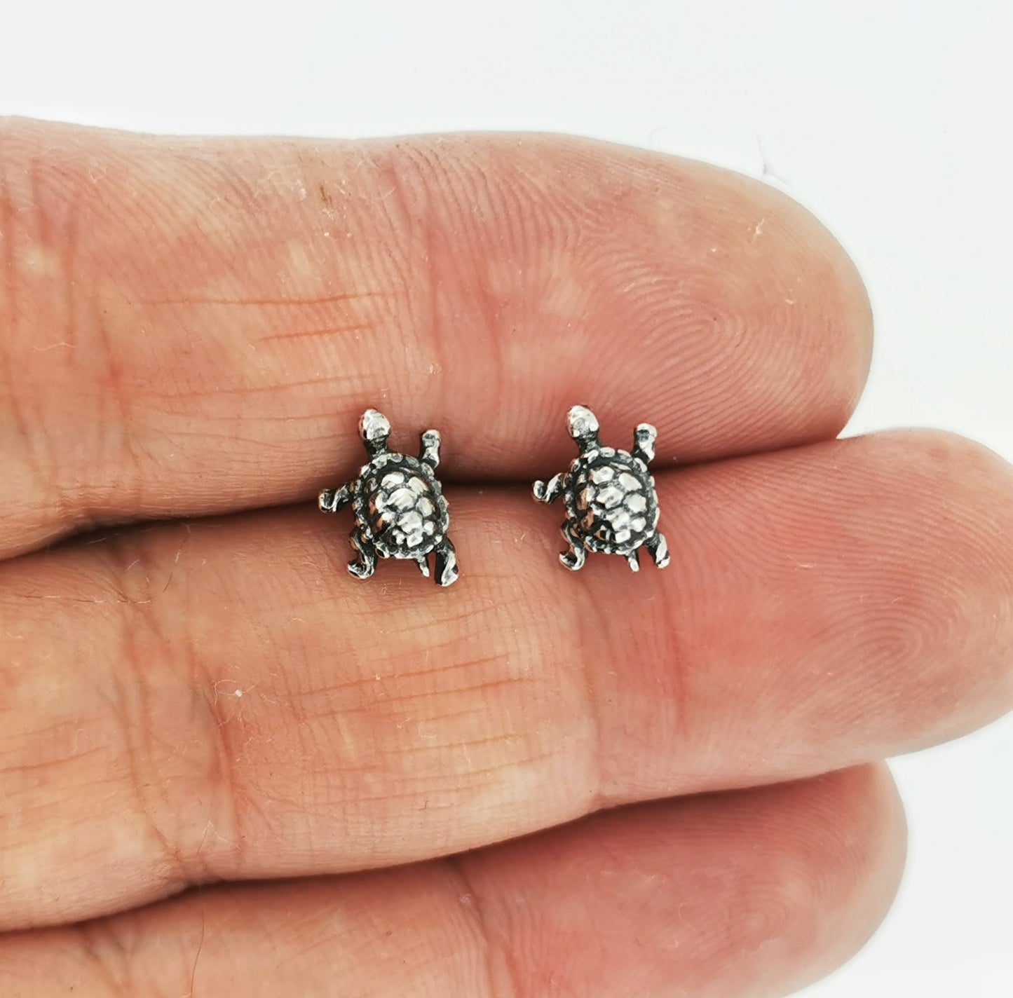 Handmade Sterling Silver Turtle Stud Earrings by Le Dragon Argenté – Nature-inspired animal jewellery for ocean and reptile lovers.