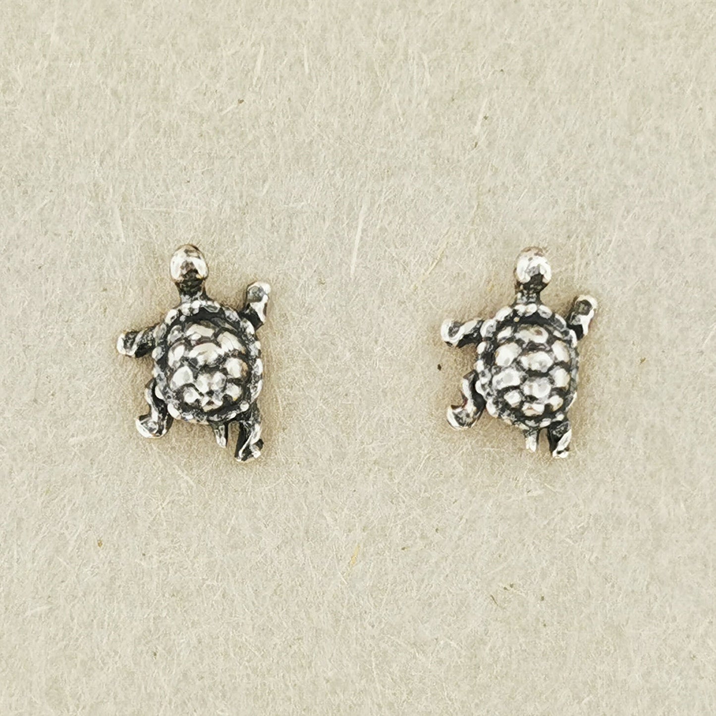 Handmade Sterling Silver Turtle Stud Earrings by Le Dragon Argenté – Nature-inspired animal jewellery for ocean and reptile lovers.
