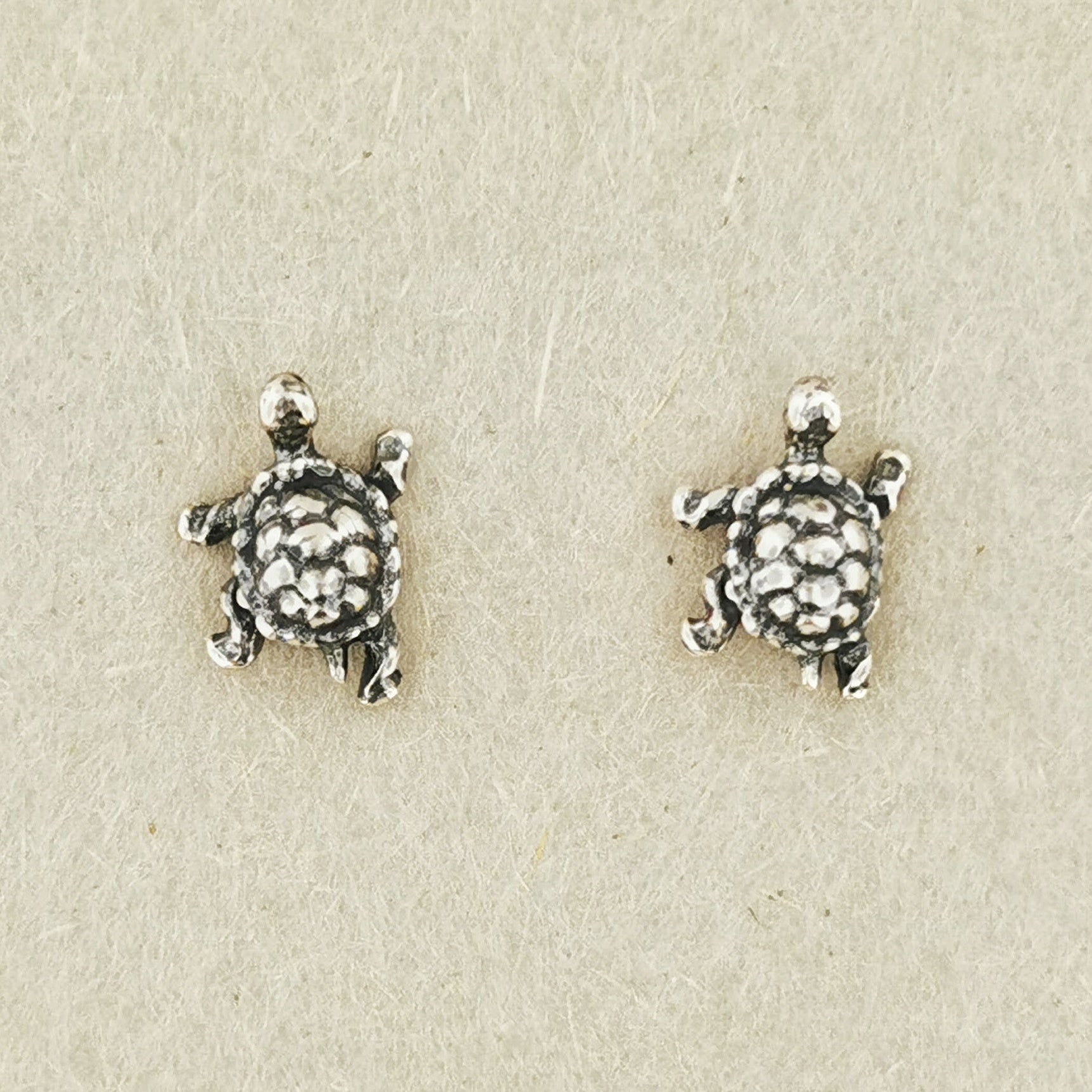 Handmade Sterling Silver Turtle Stud Earrings by Le Dragon Argenté – Nature-inspired animal jewellery for ocean and reptile lovers.