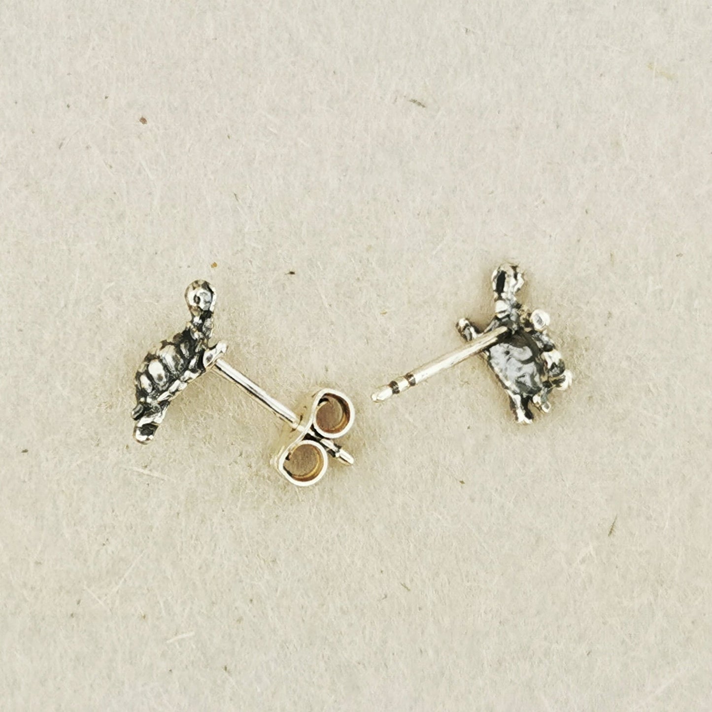 Handmade Sterling Silver Turtle Stud Earrings by Le Dragon Argenté – Nature-inspired animal jewellery for ocean and reptile lovers.