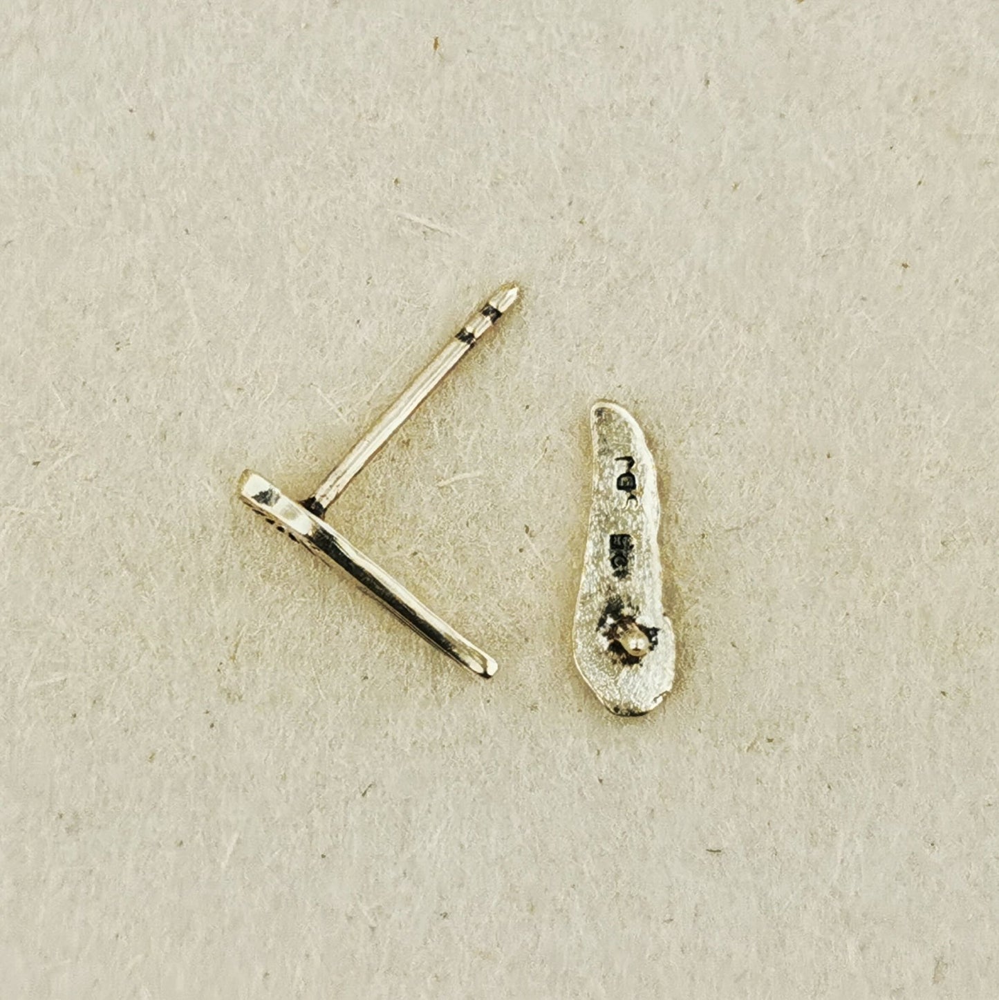 Sterling silver wings stud earrings by Le Dragon Argenté – handcrafted minimalist feather earrings perfect for everyday wear or symbolic angelic style.