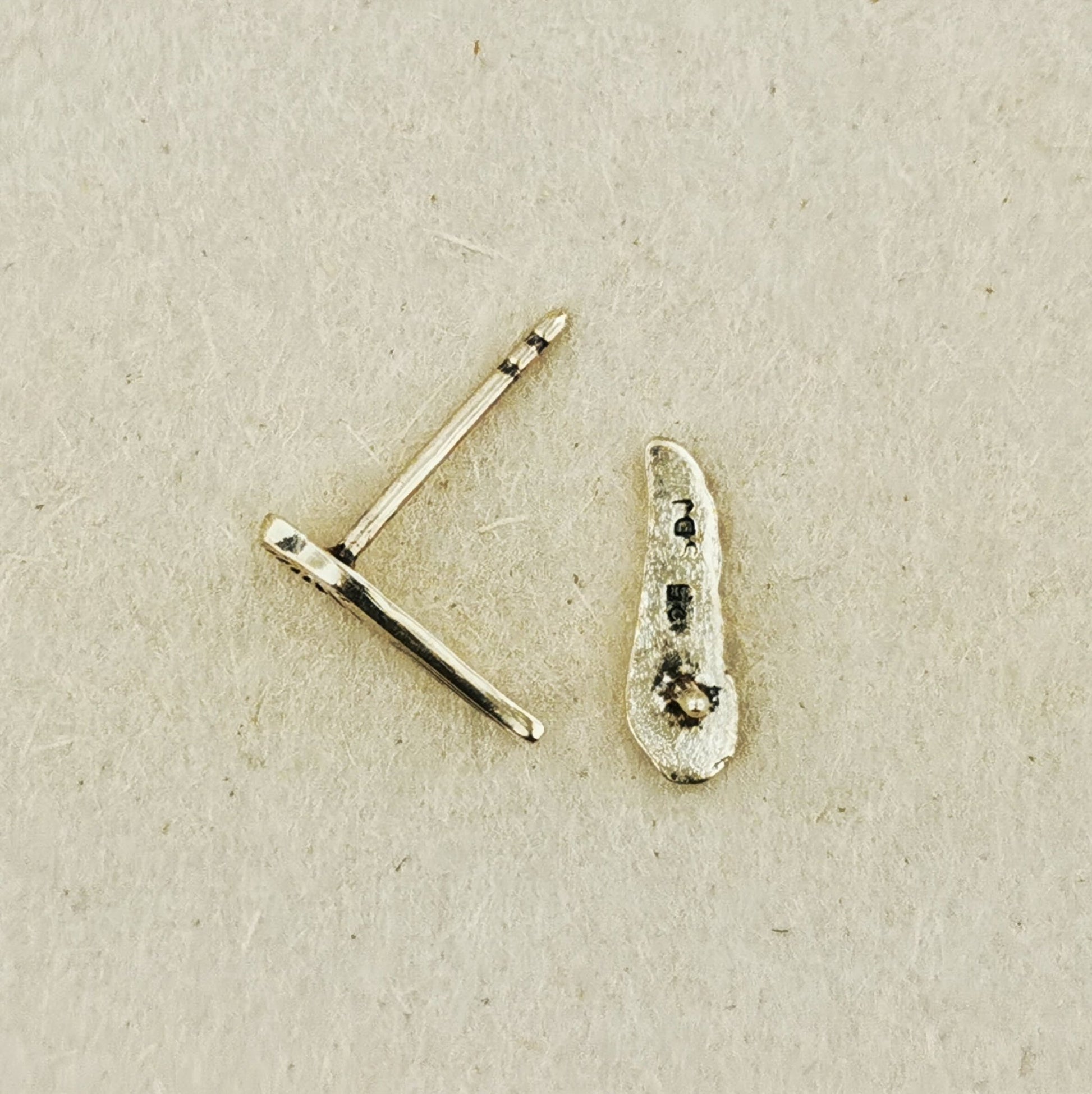 Sterling silver wings stud earrings by Le Dragon Argenté – handcrafted minimalist feather earrings perfect for everyday wear or symbolic angelic style.