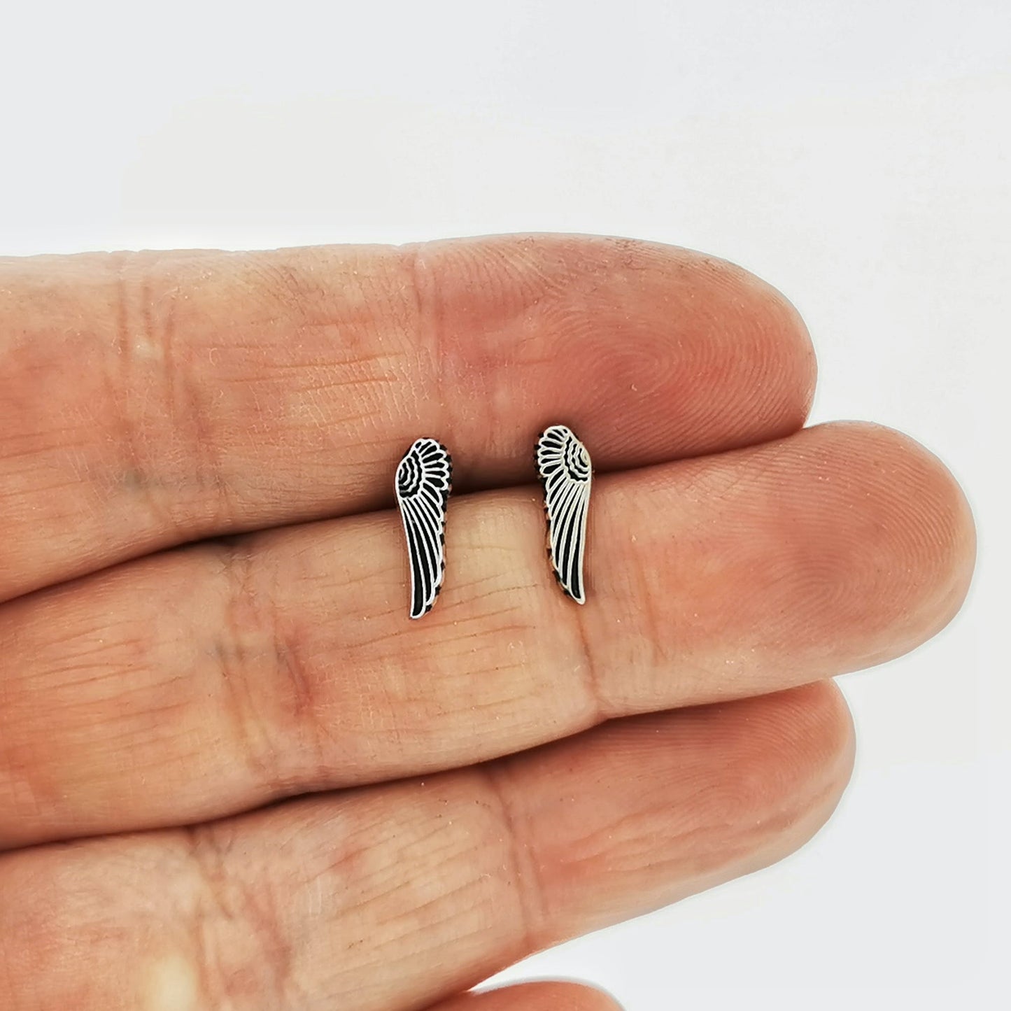 Sterling silver wings stud earrings by Le Dragon Argenté – handcrafted minimalist feather earrings perfect for everyday wear or symbolic angelic style.
