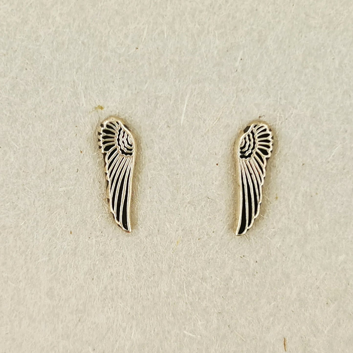 Sterling silver wings stud earrings by Le Dragon Argenté – handcrafted minimalist feather earrings perfect for everyday wear or symbolic angelic style.