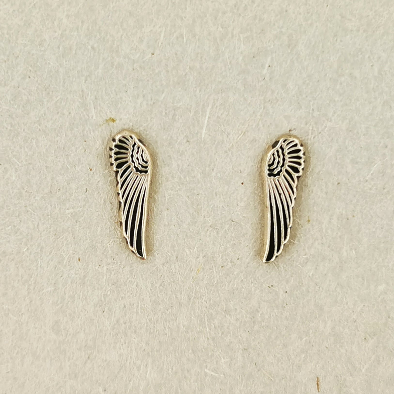 Sterling silver wings stud earrings by Le Dragon Argenté – handcrafted minimalist feather earrings perfect for everyday wear or symbolic angelic style.