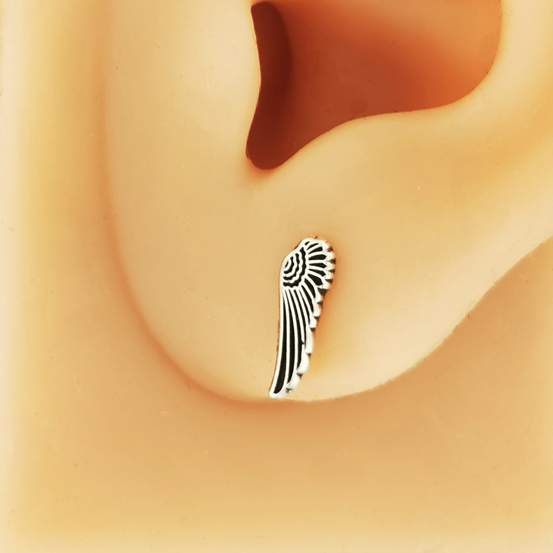 Sterling silver wings stud earrings by Le Dragon Argenté – handcrafted minimalist feather earrings perfect for everyday wear or symbolic angelic style.