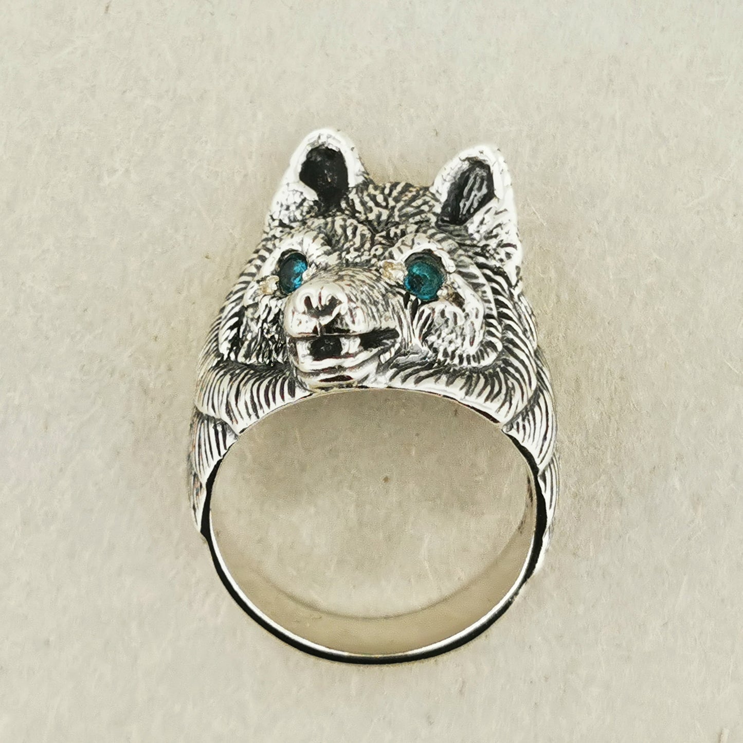 Bague de loup avec des yeux de pierres précieuses en argent sterling