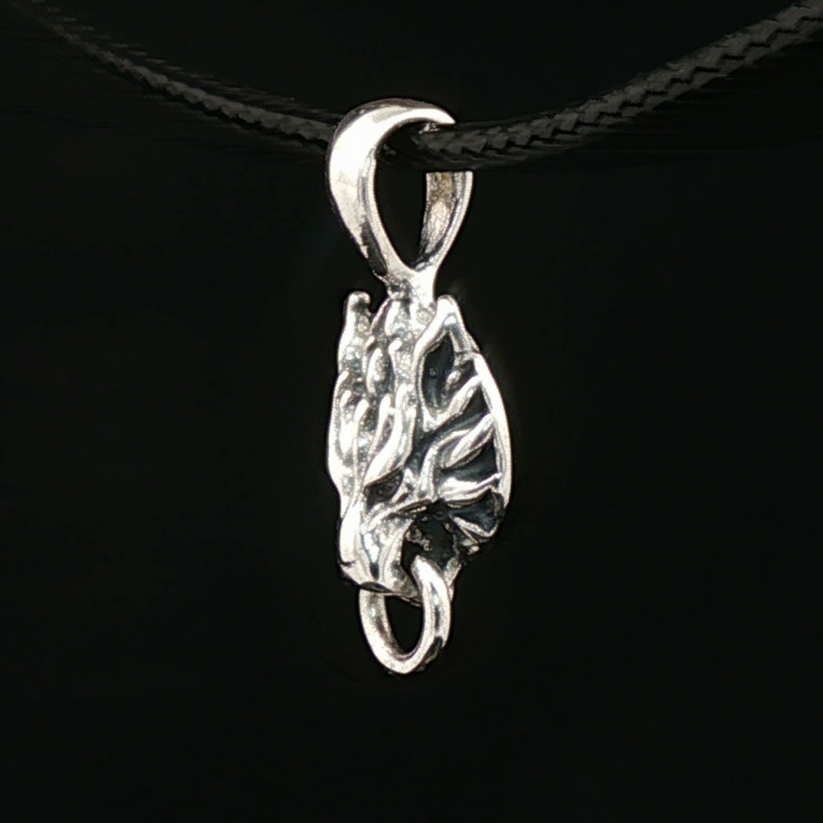 Final Fantasy 7 Fenrir Wolf Charm Pendant - Le Dragon Argenté
