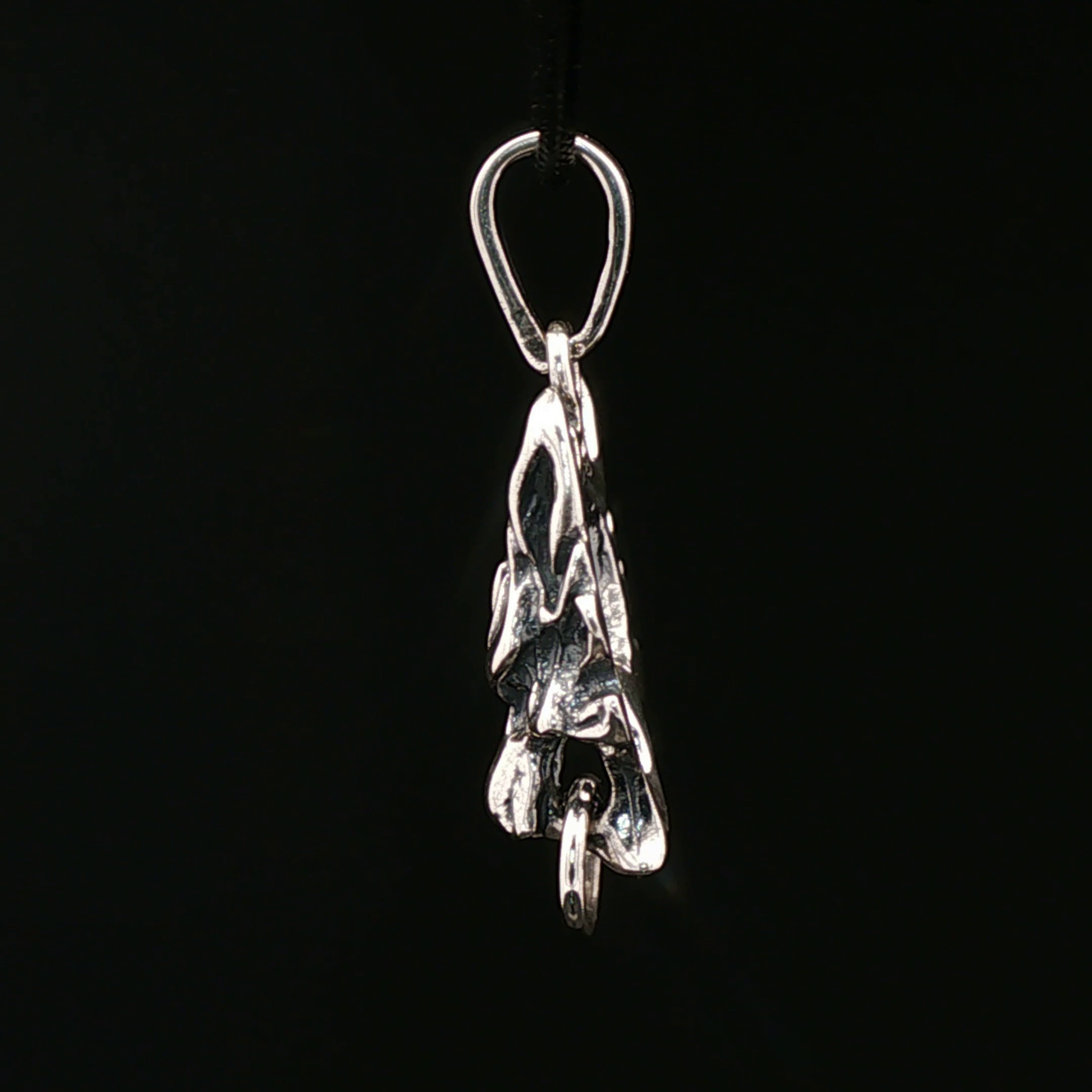 Final Fantasy 7 Fenrir Wolf Pendant - Le Dragon Argenté