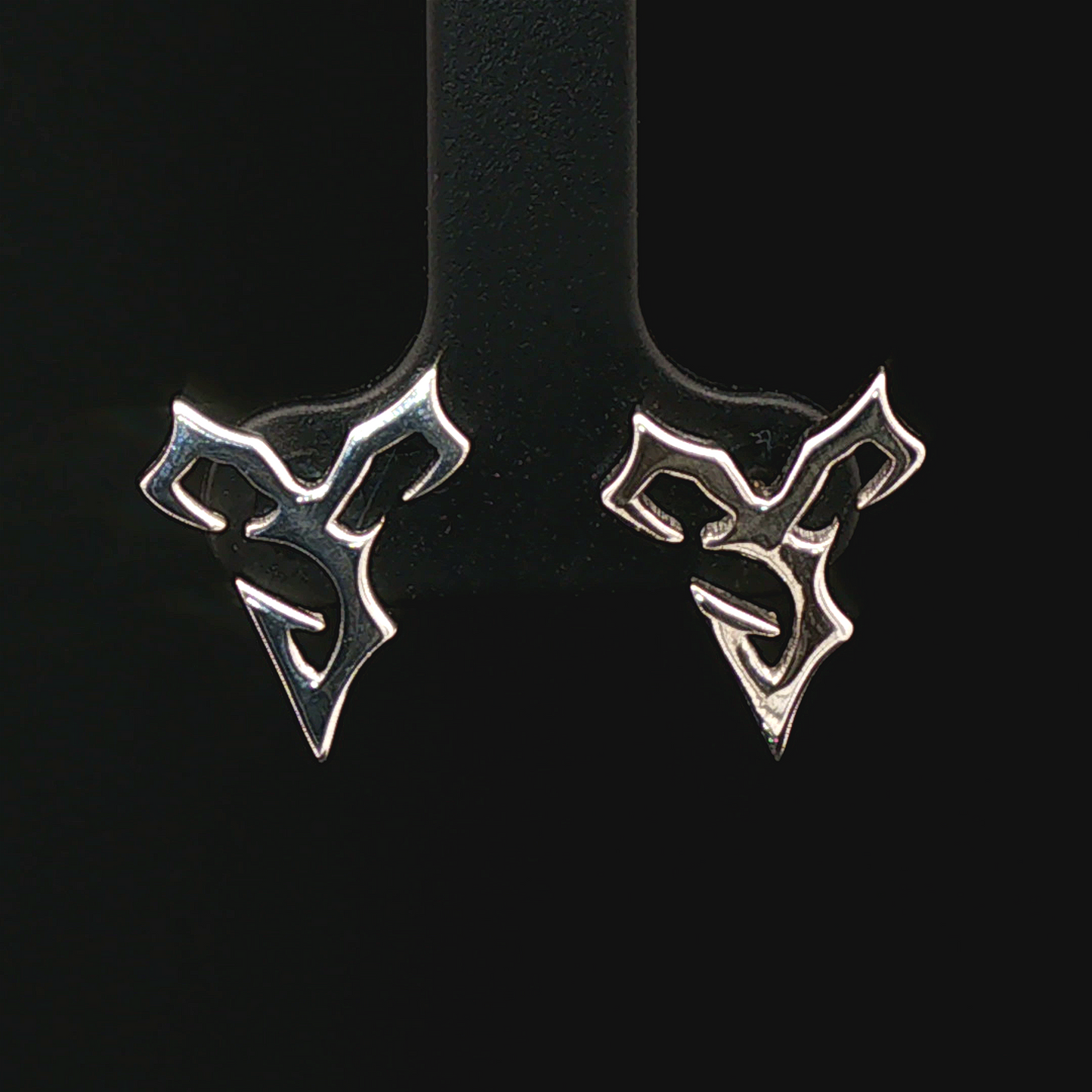 Sterling silver stud earrings inspired by Tidus from Final Fantasy X, handmade by Le Dragon Argenté – perfect gamer jewellery for FFX fans.