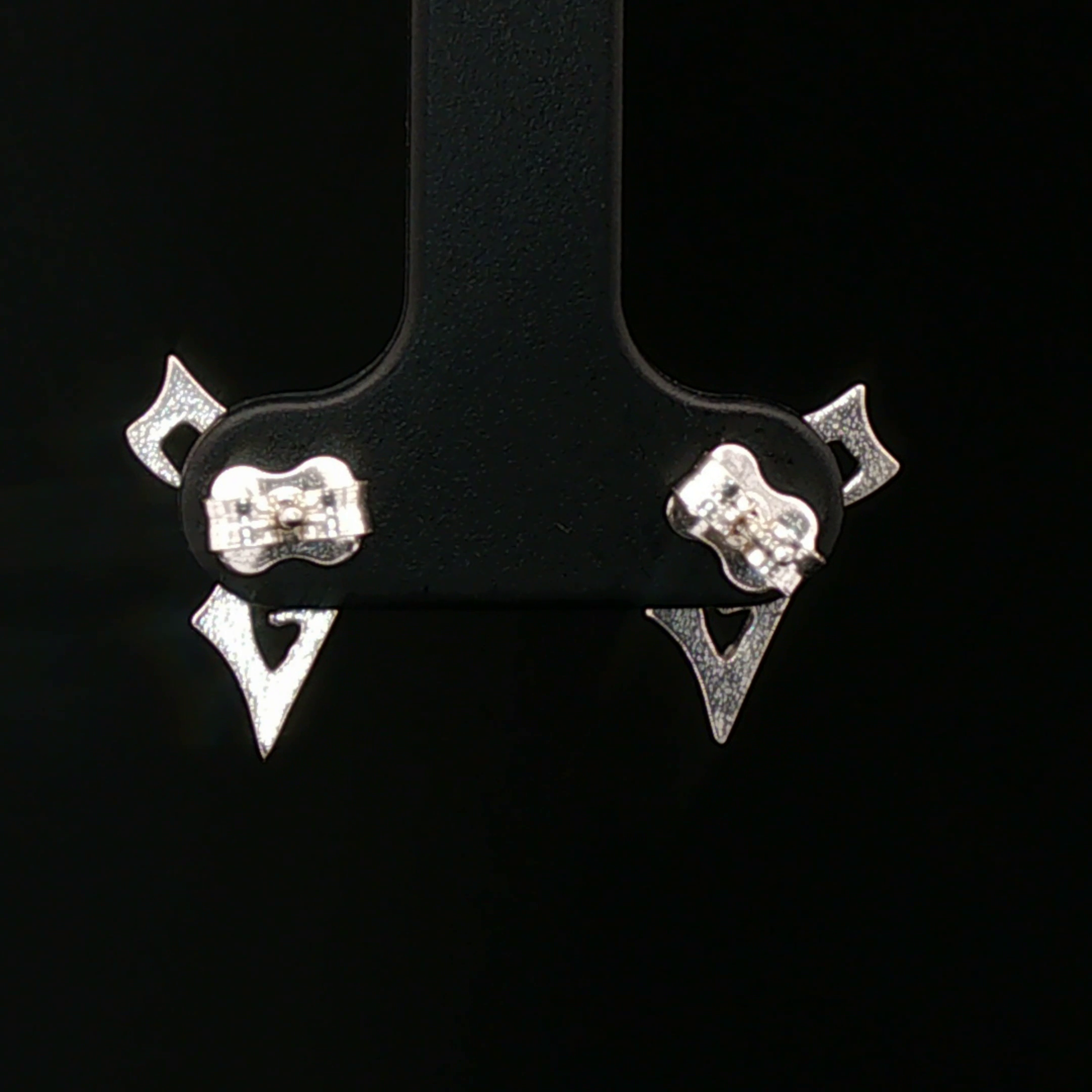 Sterling silver stud earrings inspired by Tidus from Final Fantasy X, handmade by Le Dragon Argenté – perfect gamer jewellery for FFX fans.