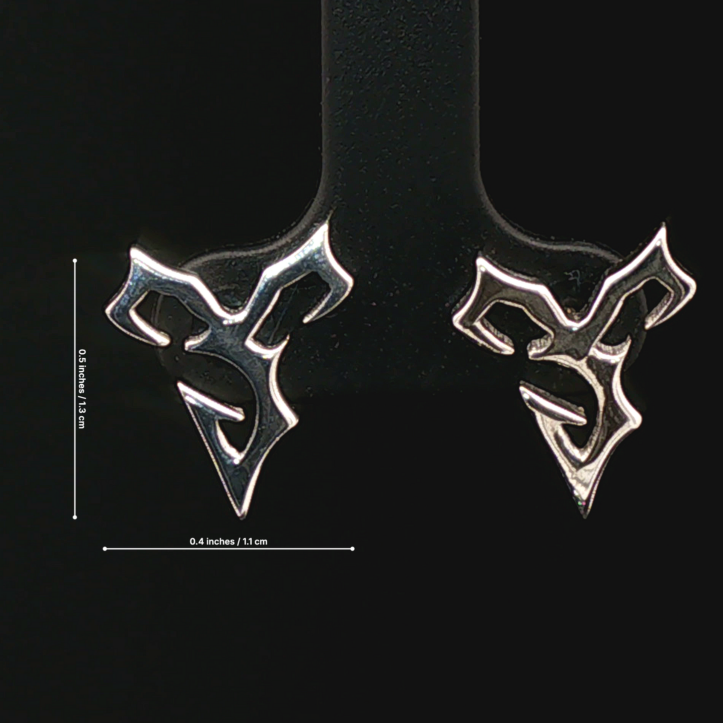 Sterling silver stud earrings inspired by Tidus from Final Fantasy X, handmade by Le Dragon Argenté – perfect gamer jewellery for FFX fans.