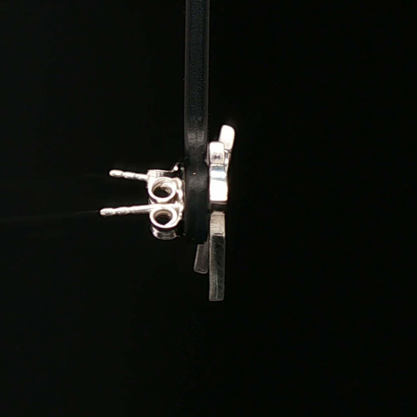 Sterling silver stud earrings inspired by Tidus from Final Fantasy X, handmade by Le Dragon Argenté – perfect gamer jewellery for FFX fans.