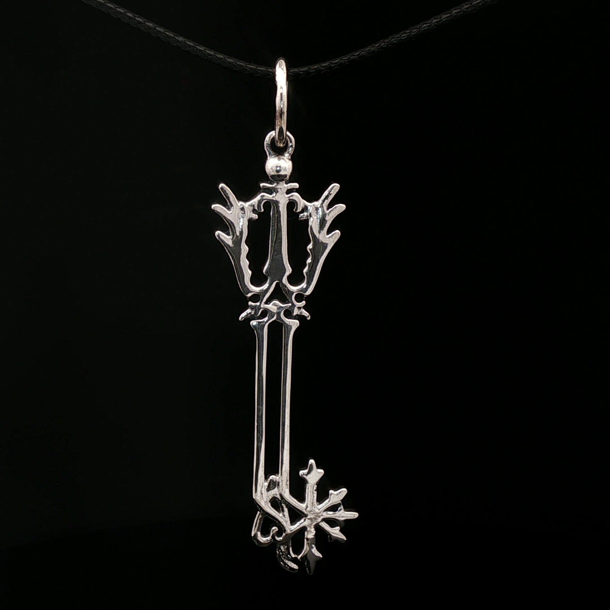 Kingdom Hearts Oathkeeper Keyblade Pendant - Le Dragon Argenté