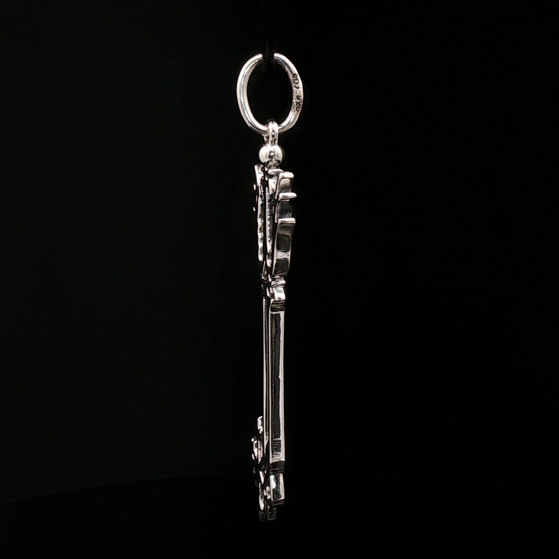 Kingdom Hearts Oathkeeper Keyblade Pendant - Le Dragon Argenté