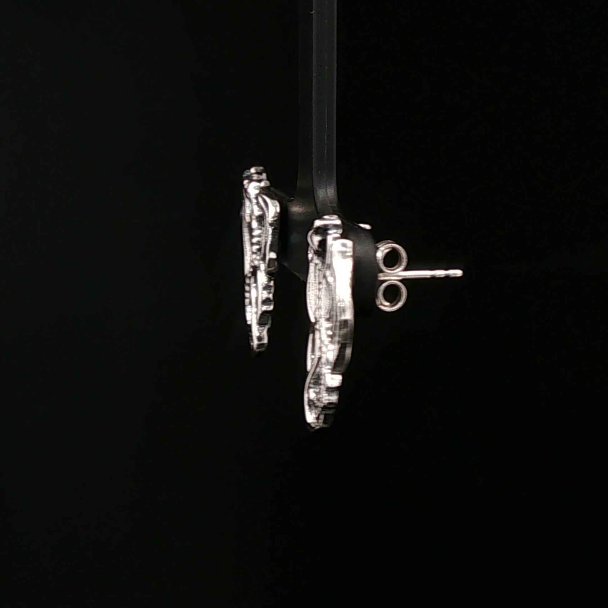 Winged dragon stud earrings in solid sterling silver from Le Dragon Argenté – dragon jewellery for fantasy fans and bold style lovers.