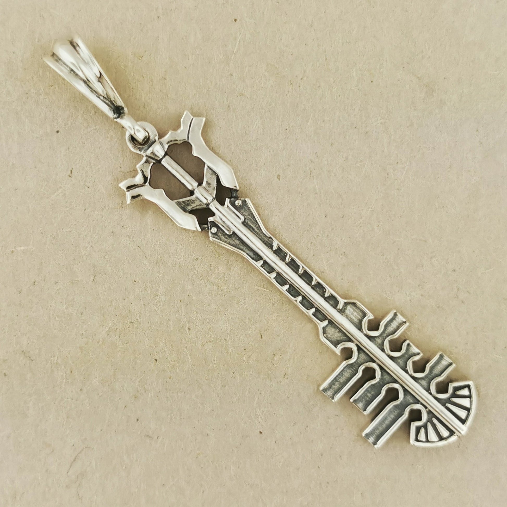 Ends of the Earth Keyblade Pendant - Le Dragon Argenté