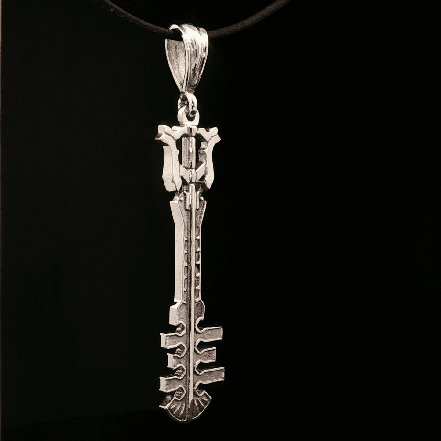 Ends of the Earth Keyblade Pendant - Le Dragon Argenté